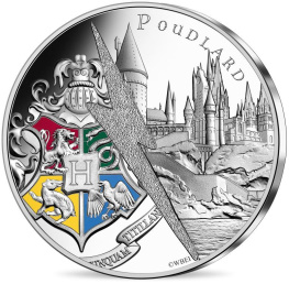 Harry Potter : le château de Poudlard et l'emblème des quatre maisons